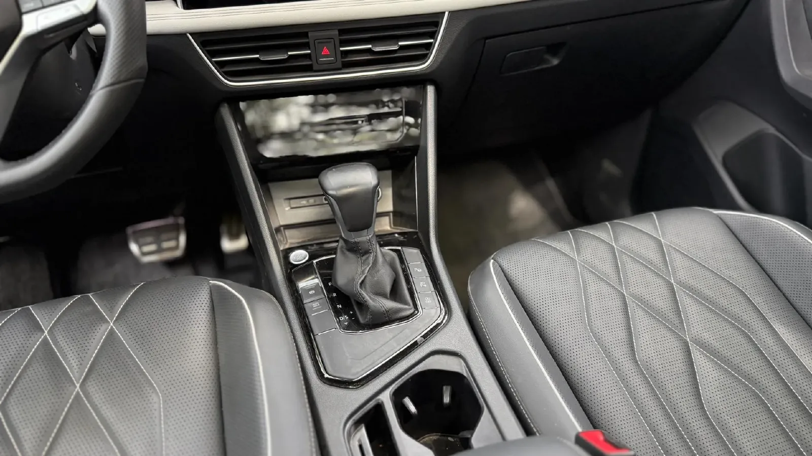 2024 Volkswagen Tiguan L 2.0T 186HP L4 7DCT,autocango,china used car exporter,china ev exporter,chinese used car exporter,chinese used ev exporter