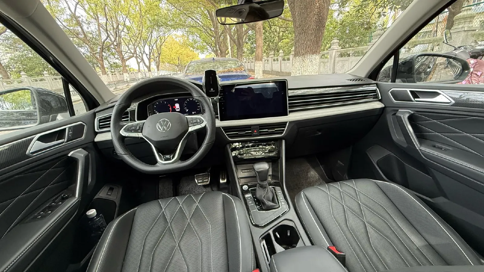 2024 Volkswagen Tiguan L 2.0T 186HP L4 7DCT,autocango,china used car exporter,china ev exporter,chinese used car exporter,chinese used ev exporter