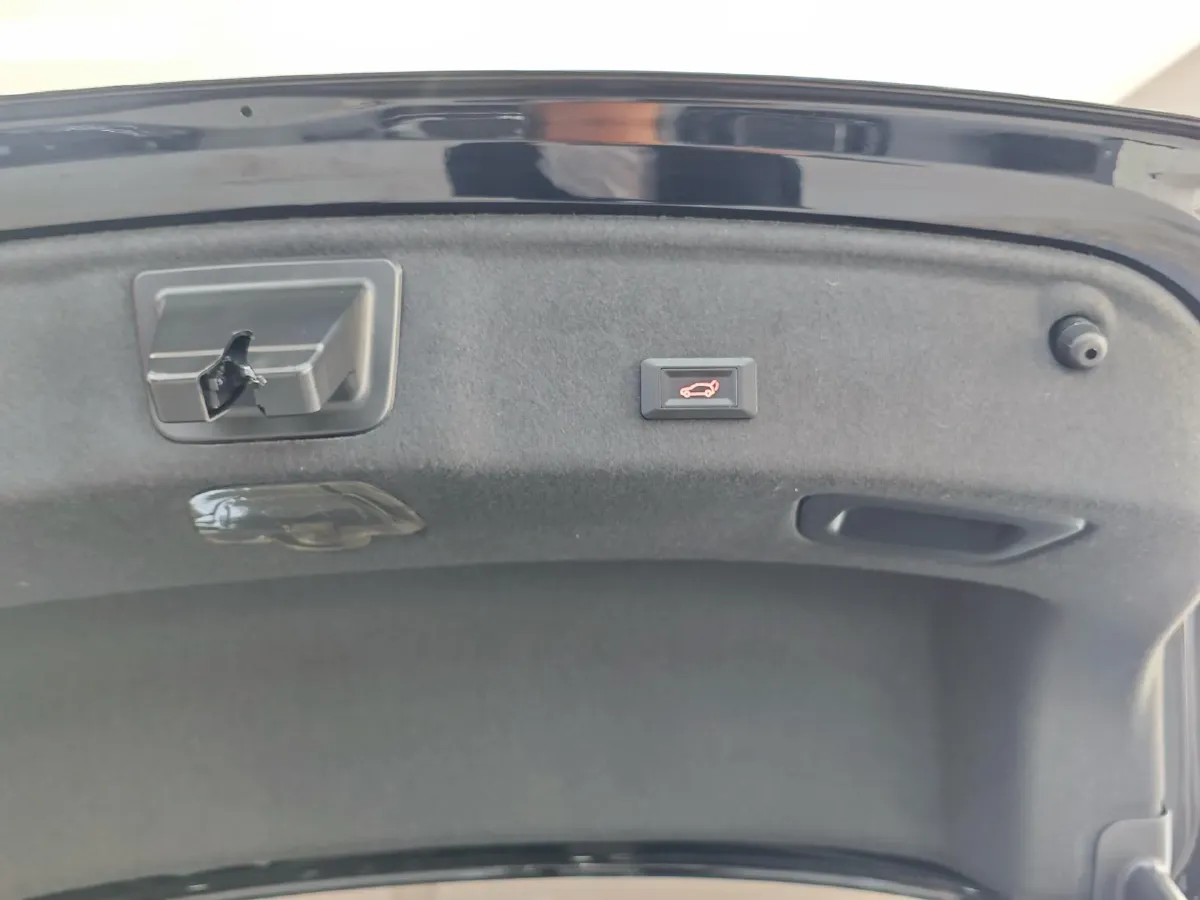 2024 HongQi H5 2.0T 224HP L4 8AT,autocango,china used car exporter,china ev exporter,chinese used car exporter,chinese used ev exporter