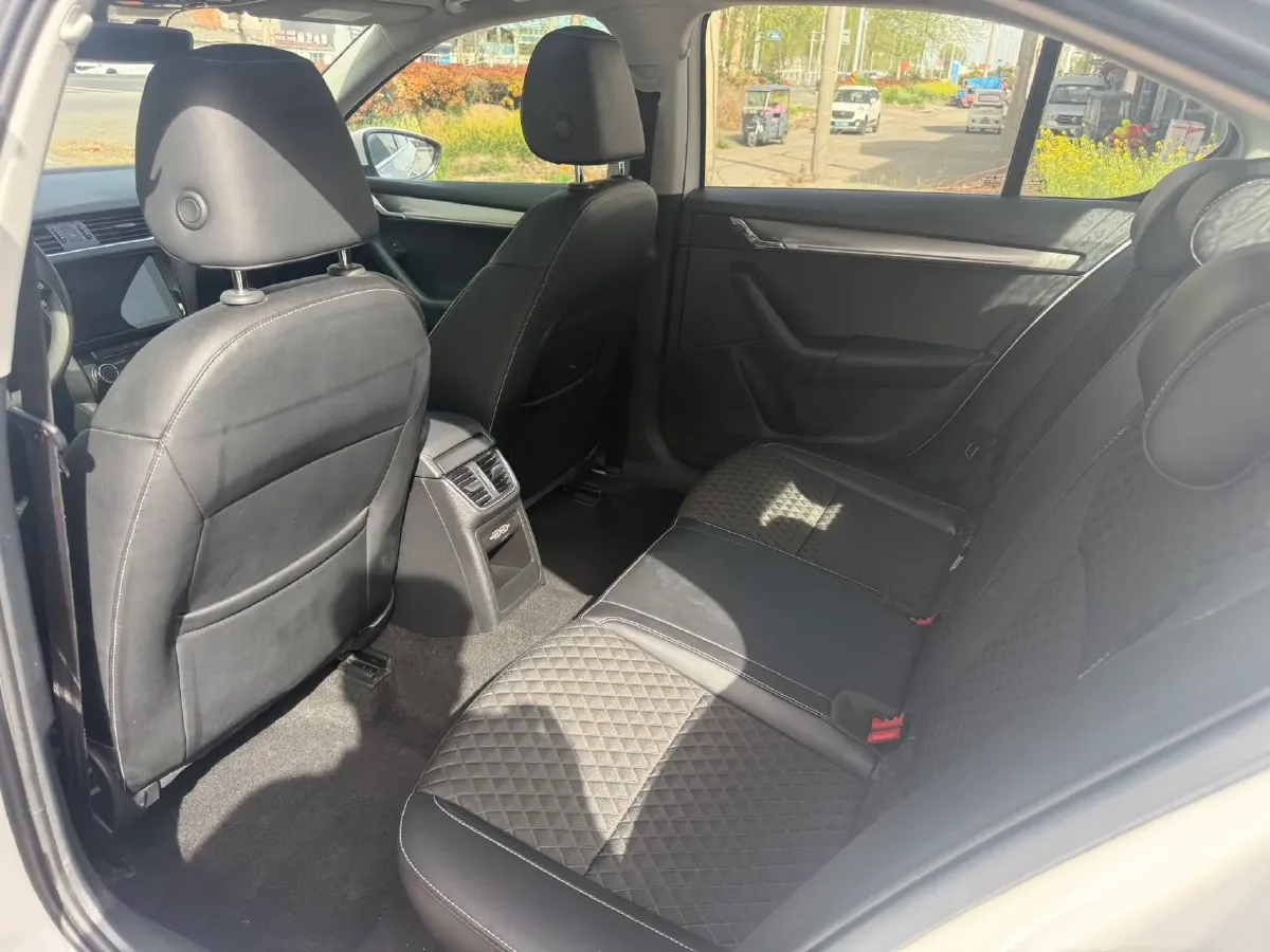 2020 Skoda Octavia 1.5L 113HP L4 6AT,autocango,china used car exporter,china ev exporter,chinese used car exporter,chinese used ev exporter