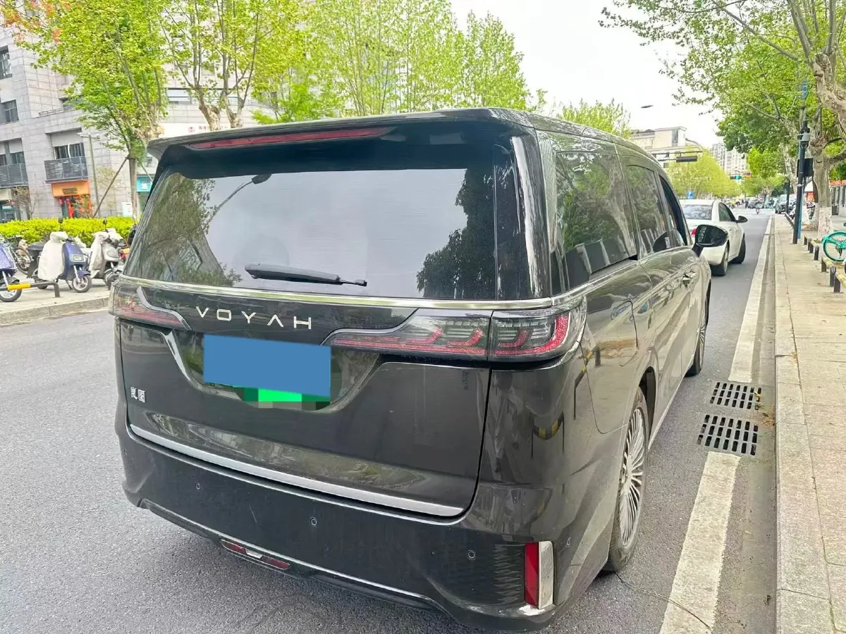 2025 Voyah Dream 1.5T 150HP L4 PHEV 41.7KWH,autocango,china used car exporter,china ev exporter,chinese used car exporter,chinese used ev exporter