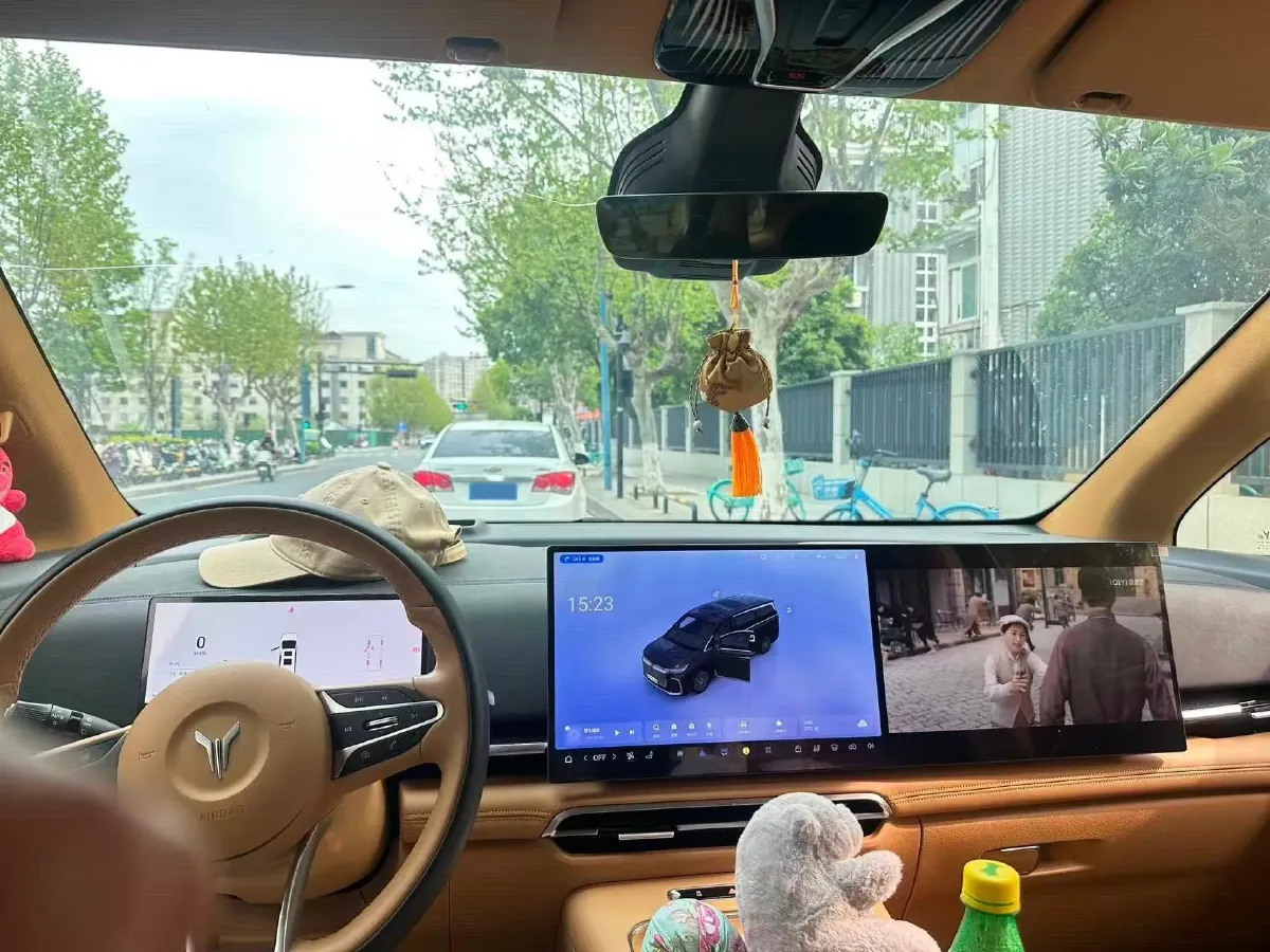 2025 Voyah Dream 1.5T 150HP L4 PHEV 41.7KWH,autocango,china used car exporter,china ev exporter,chinese used car exporter,chinese used ev exporter