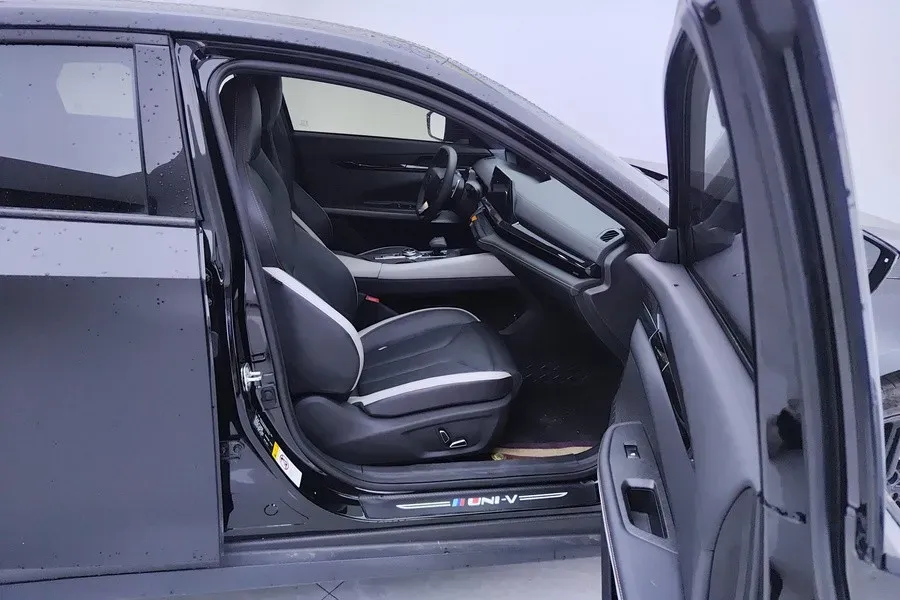 2023 ChangAn UNI-V 1.5T 188HP L4 7DCT,autocango,china used car exporter,china ev exporter,chinese used car exporter,chinese used ev exporter