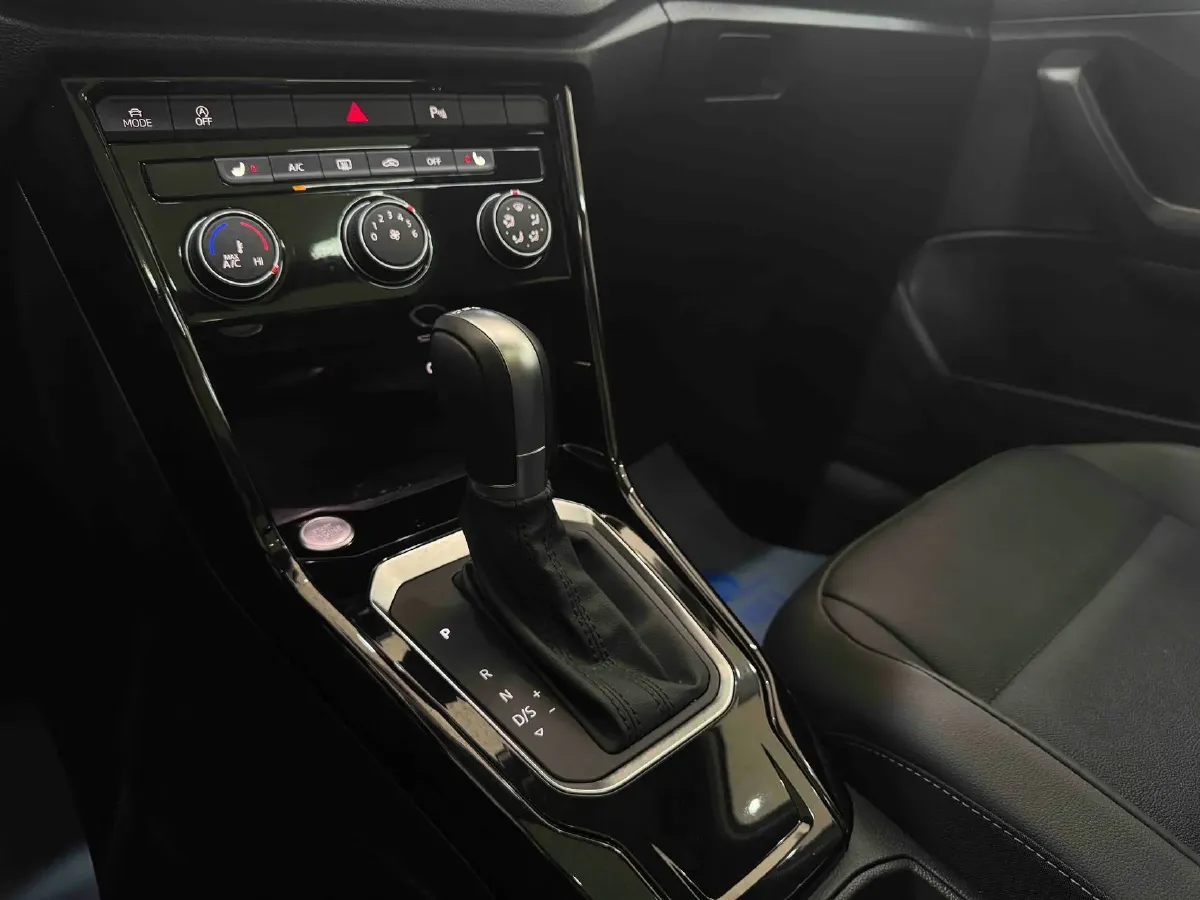 2022 Volkswagen T-Roc 1.4T 150HP L4 7DCT,autocango,china used car exporter,china ev exporter,chinese used car exporter,chinese used ev exporter