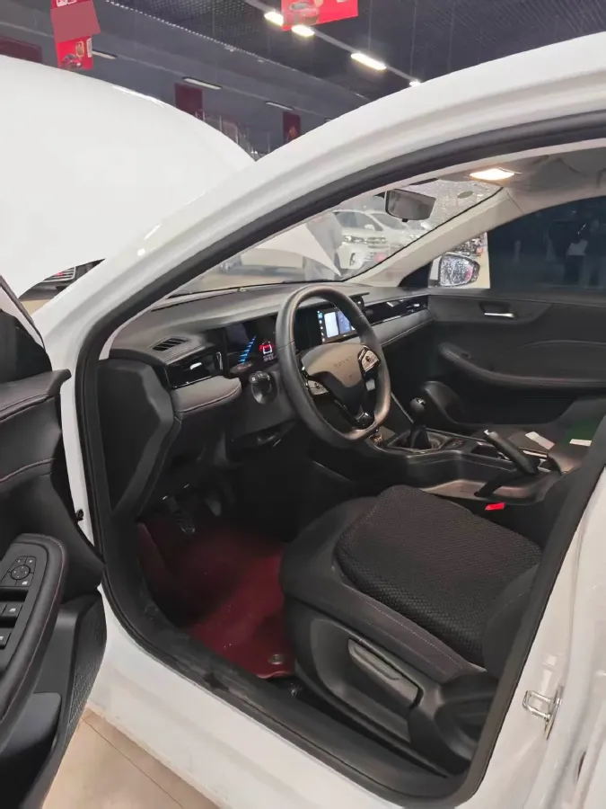 2026 Roewe i5 1.5L 129HP L4 5MT,autocango,china used car exporter,china ev exporter,chinese used car exporter,chinese used ev exporter