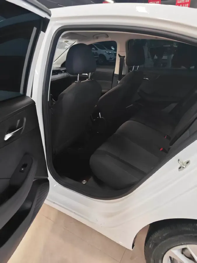 2026 Roewe i5 1.5L 129HP L4 5MT,autocango,china used car exporter,china ev exporter,chinese used car exporter,chinese used ev exporter