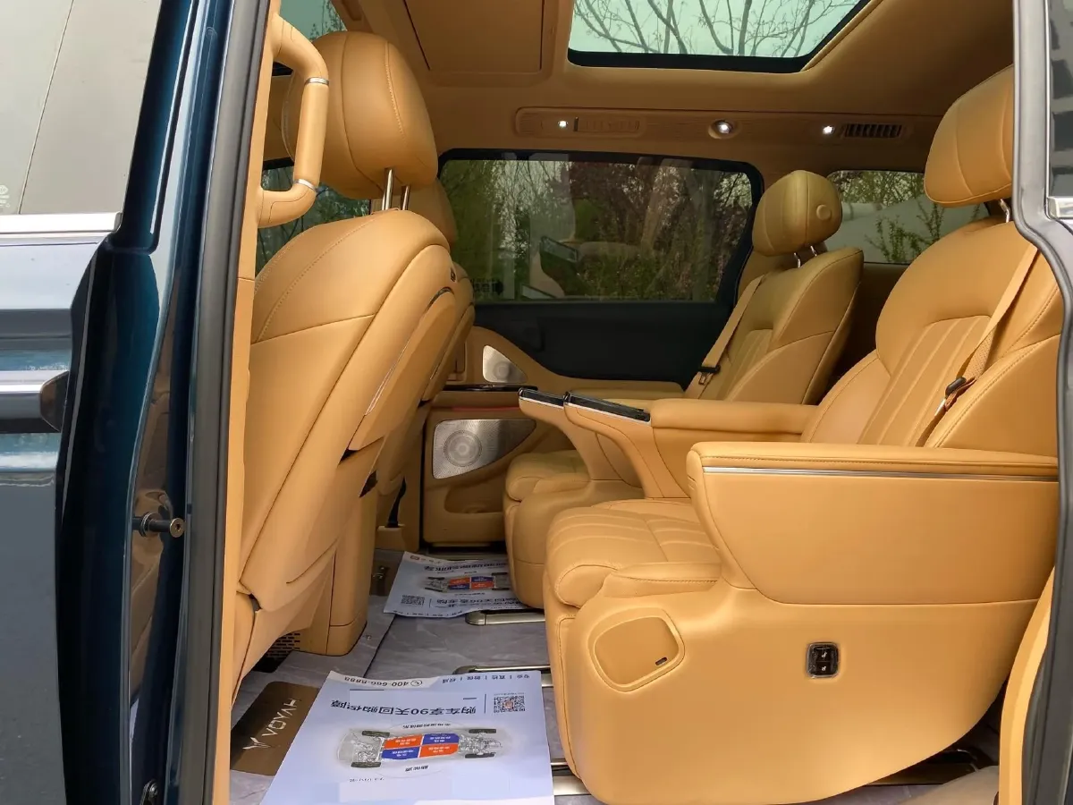 2025 Voyah Dream 1.5T 150HP L4 PHEV 41.7KWH,autocango,china used car exporter,china ev exporter,chinese used car exporter,chinese used ev exporter