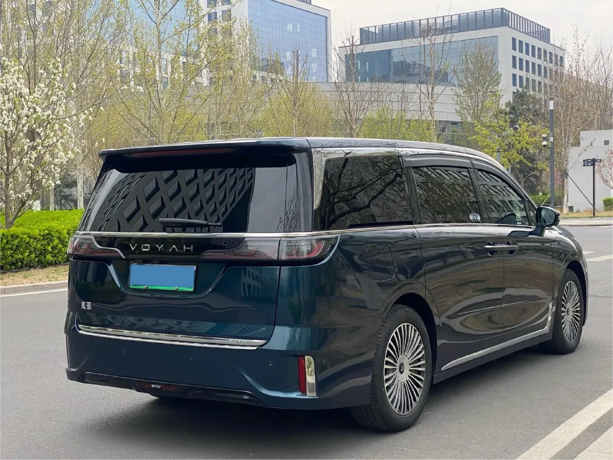 2025 Voyah Dream 1.5T 150HP L4 PHEV 41.7KWH,autocango,china used car exporter,china ev exporter,chinese used car exporter,chinese used ev exporter