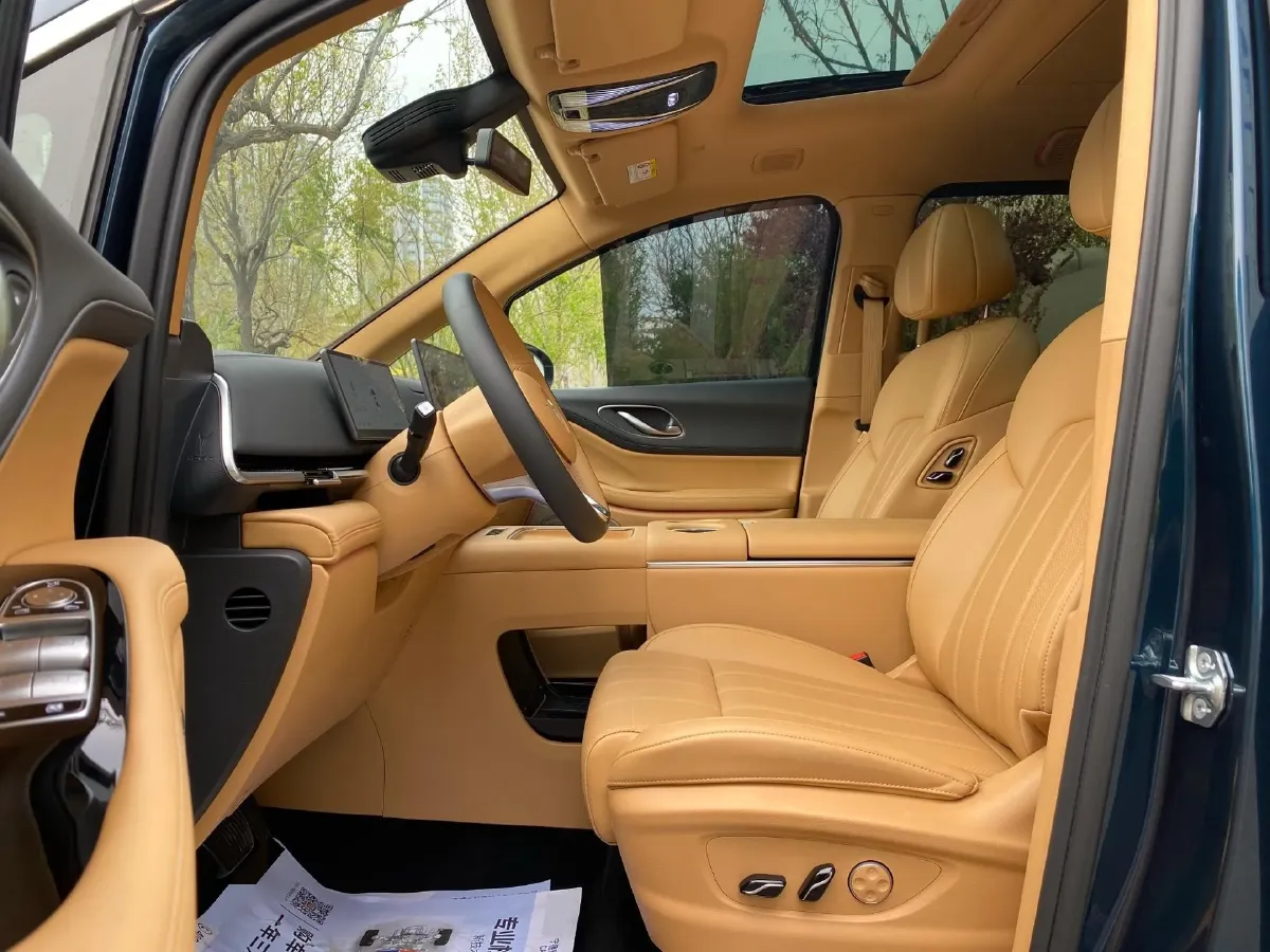 2025 Voyah Dream 1.5T 150HP L4 PHEV 41.7KWH,autocango,china used car exporter,china ev exporter,chinese used car exporter,chinese used ev exporter