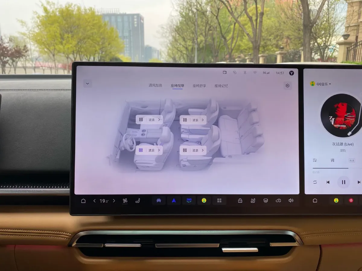 2025 Voyah Dream 1.5T 150HP L4 PHEV 41.7KWH,autocango,china used car exporter,china ev exporter,chinese used car exporter,chinese used ev exporter