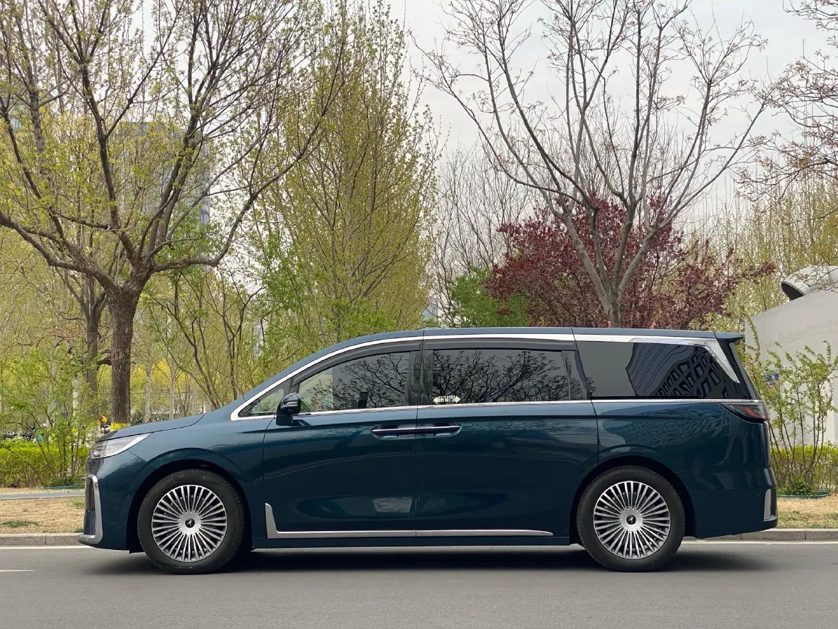 2025 Voyah Dream 1.5T 150HP L4 PHEV 41.7KWH,autocango,china used car exporter,china ev exporter,chinese used car exporter,chinese used ev exporter