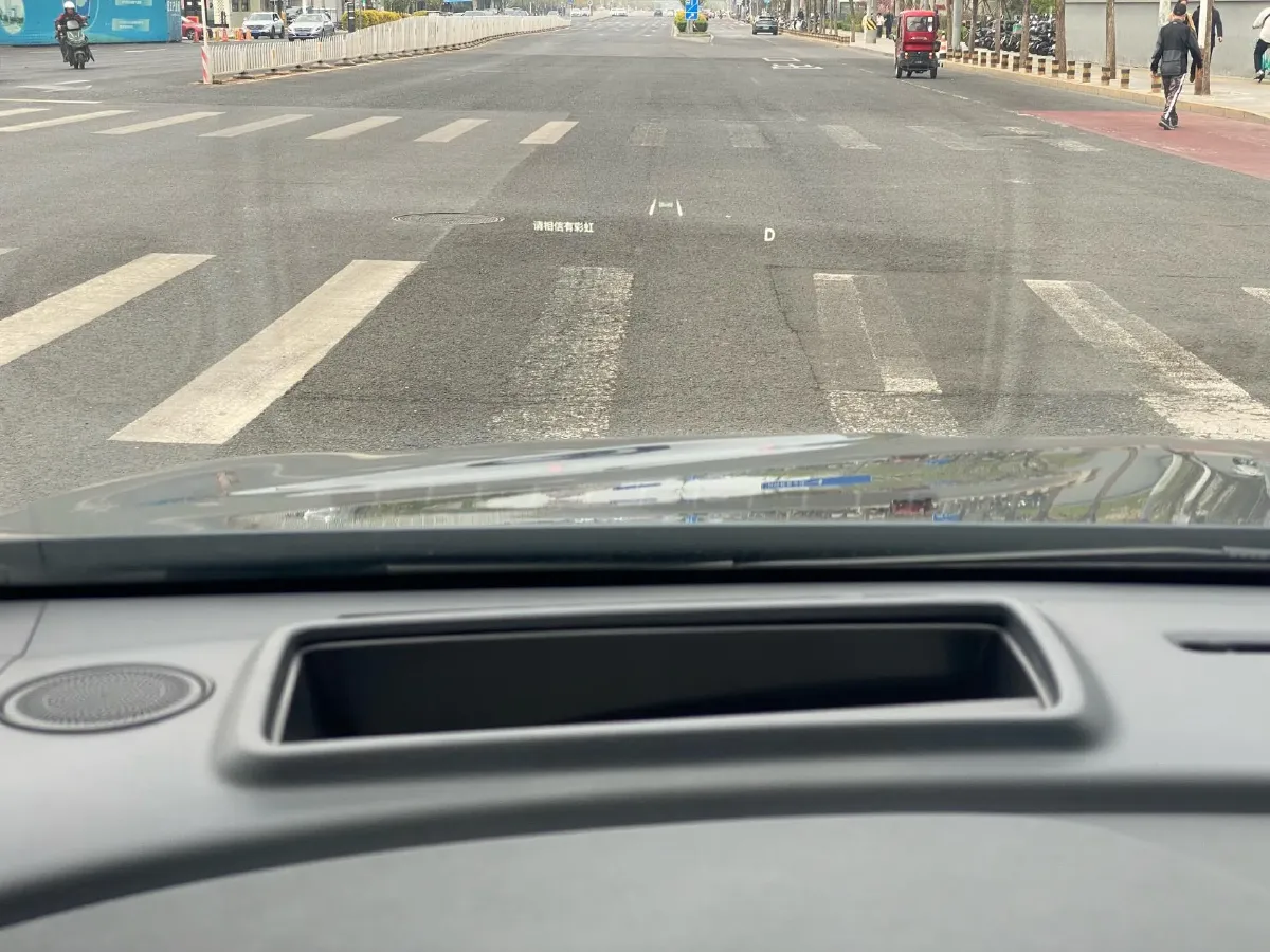 2025 Voyah Dream 1.5T 150HP L4 PHEV 41.7KWH,autocango,china used car exporter,china ev exporter,chinese used car exporter,chinese used ev exporter