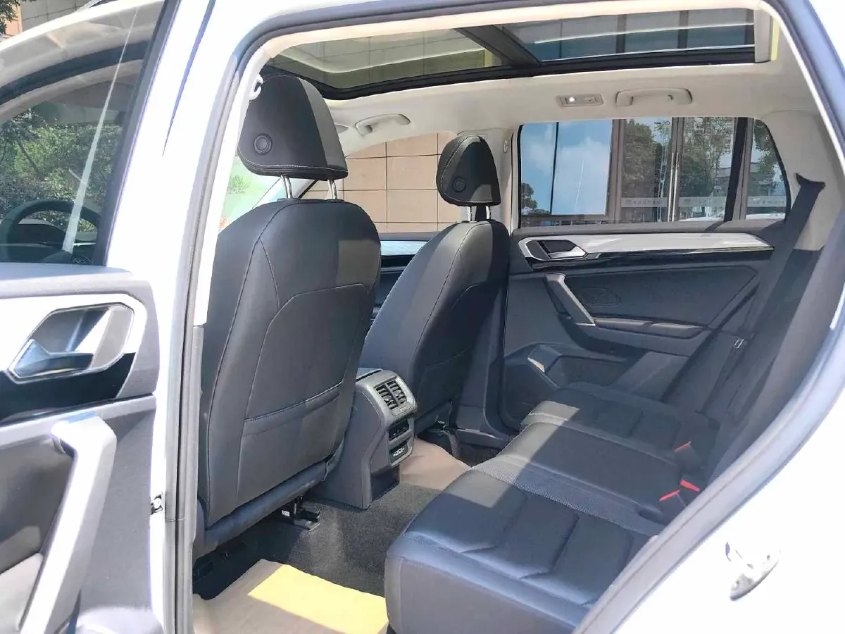 2019 Jeep Cherokee 2.0T 234HP L4 9AT,autocango,china used car exporter,china ev exporter,chinese used car exporter,chinese used ev exporter