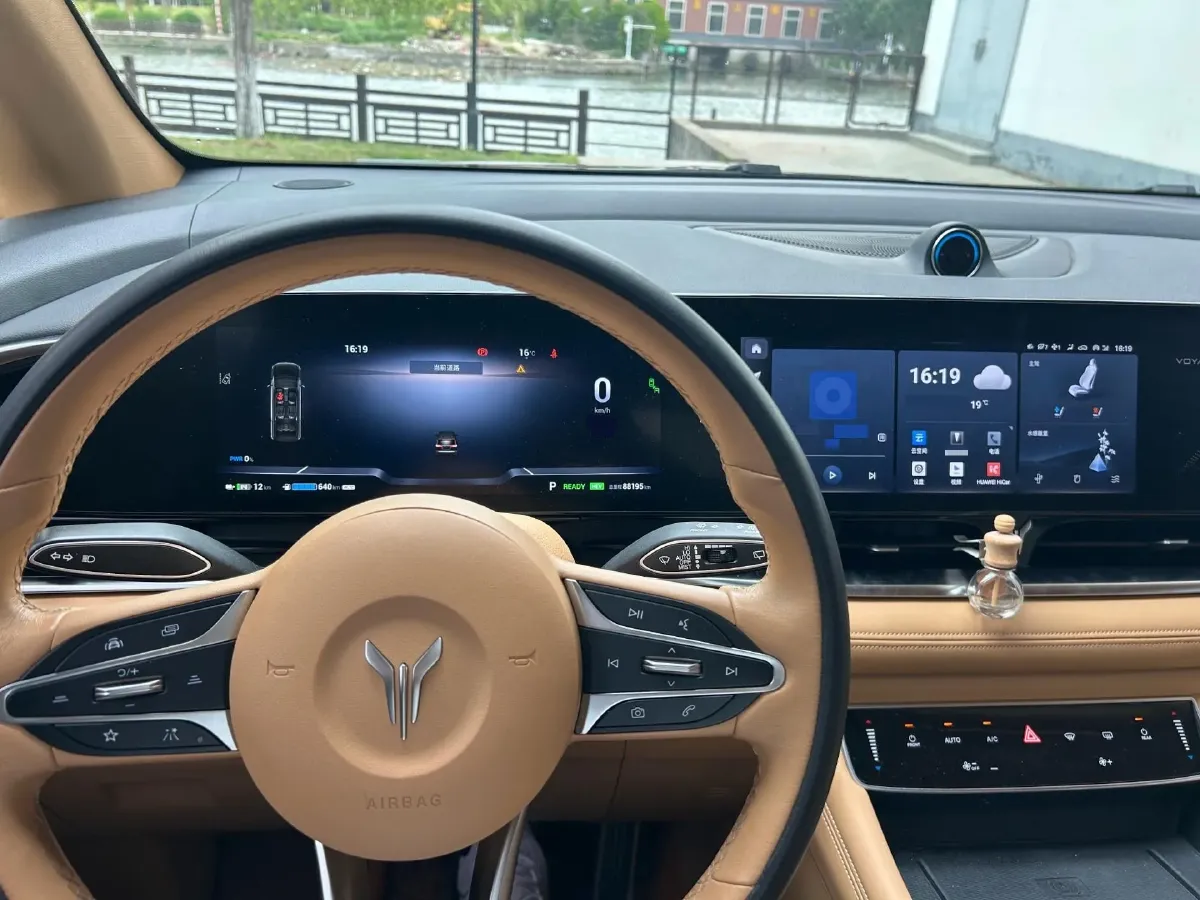 2022 Voyah Dream 1.5T 136HP L4 PHEV 25.57KWH,autocango,china used car exporter,china ev exporter,chinese used car exporter,chinese used ev exporter