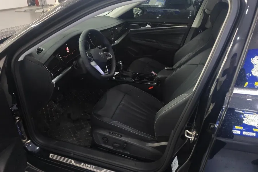 2025 Volkswagen Passat 2.0T 220HP L4 7DCT,autocango,china used car exporter,china ev exporter,chinese used car exporter,chinese used ev exporter