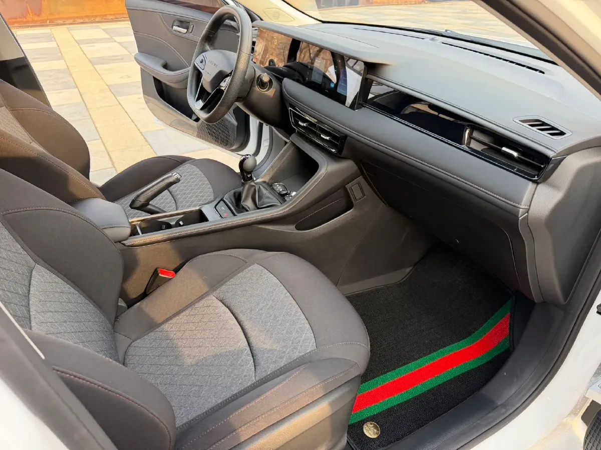 2023 Roewe i5 1.5L 129HP L4 5MT,autocango,china used car exporter,china ev exporter,chinese used car exporter,chinese used ev exporter