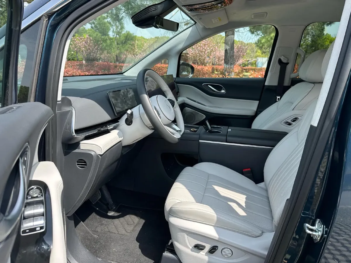 2025 Voyah Dream 1.5T 150HP L4 PHEV 41.7KWH,autocango,china used car exporter,china ev exporter,chinese used car exporter,chinese used ev exporter