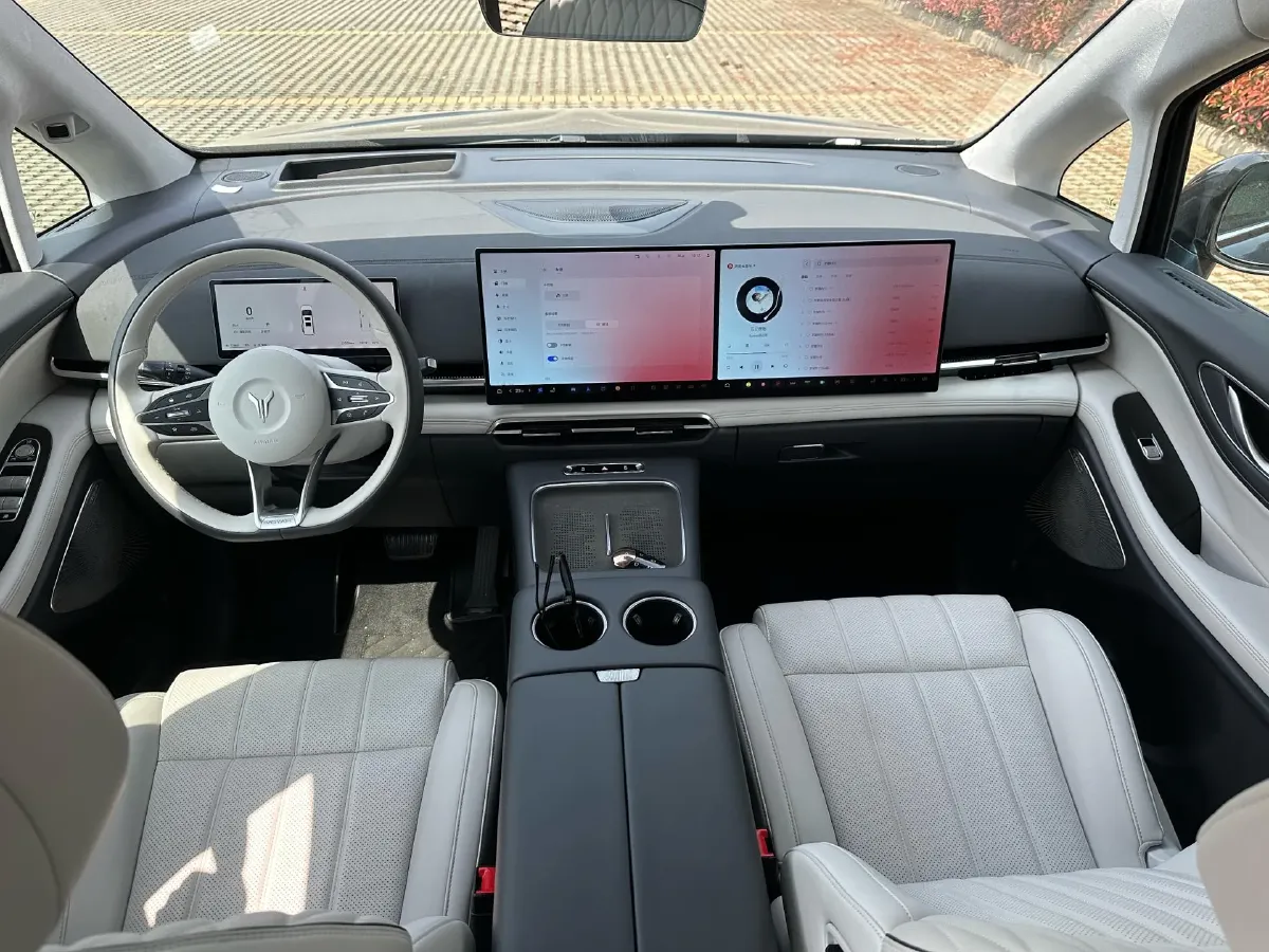 2025 Voyah Dream 1.5T 150HP L4 PHEV 41.7KWH,autocango,china used car exporter,china ev exporter,chinese used car exporter,chinese used ev exporter