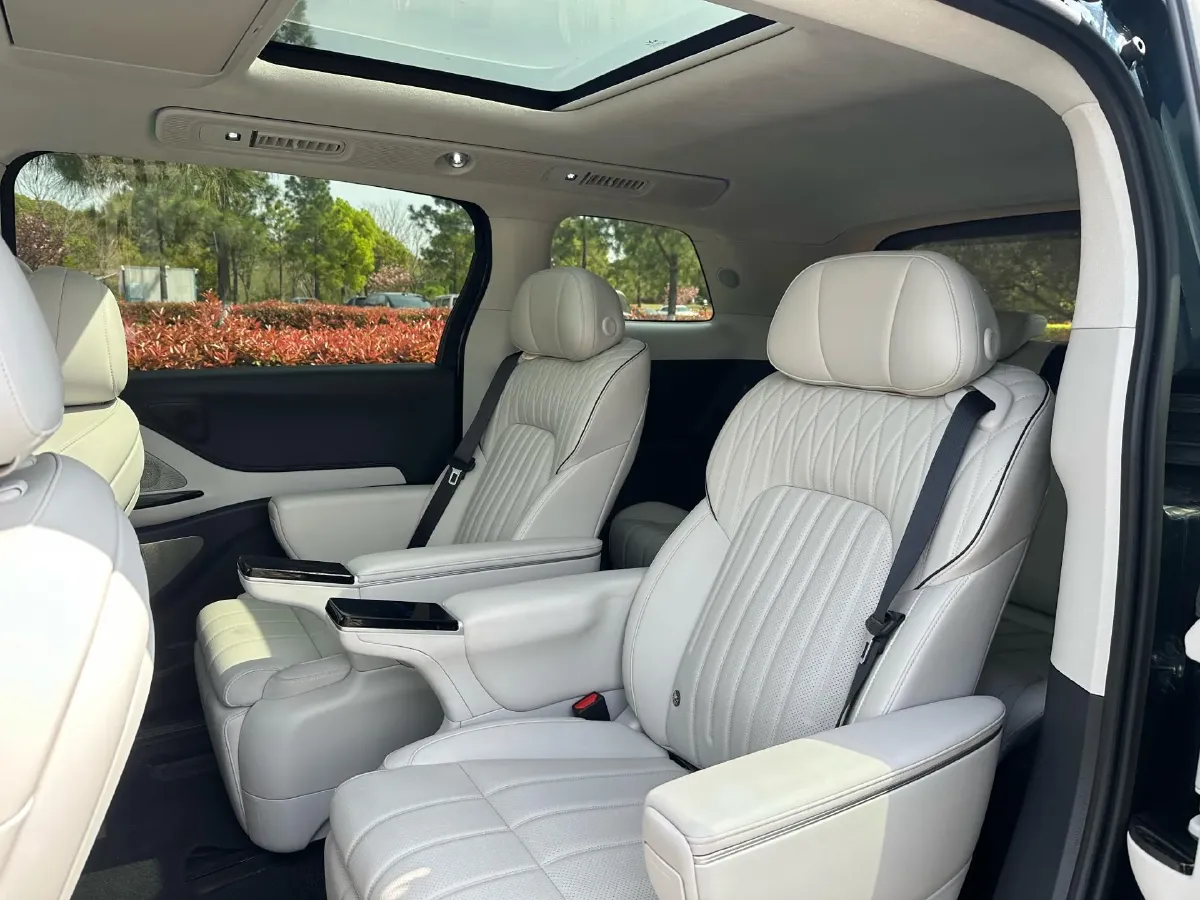 2025 Voyah Dream 1.5T 150HP L4 PHEV 41.7KWH,autocango,china used car exporter,china ev exporter,chinese used car exporter,chinese used ev exporter