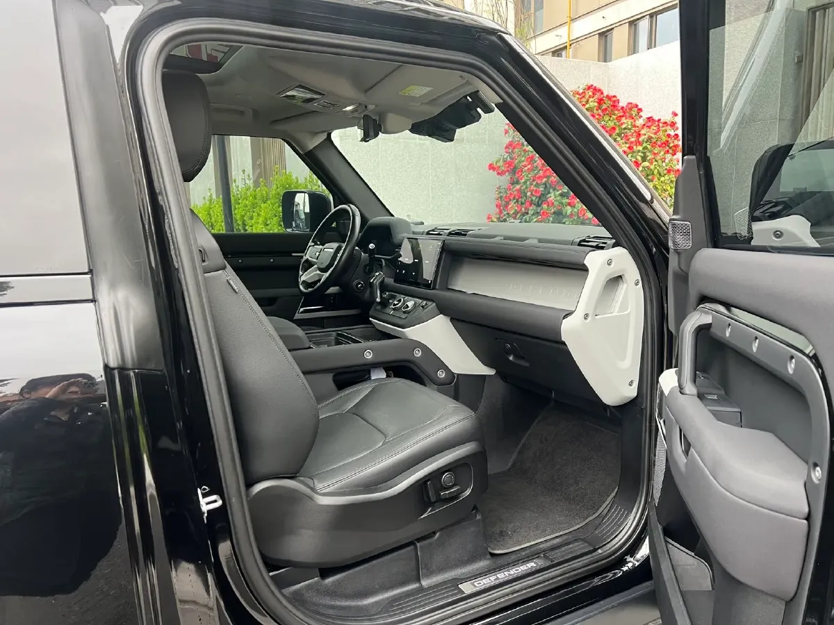 2022 Land Rover Defender 3.0T 400HP L6 8AT,autocango,china used car exporter,china ev exporter,chinese used car exporter,chinese used ev exporter