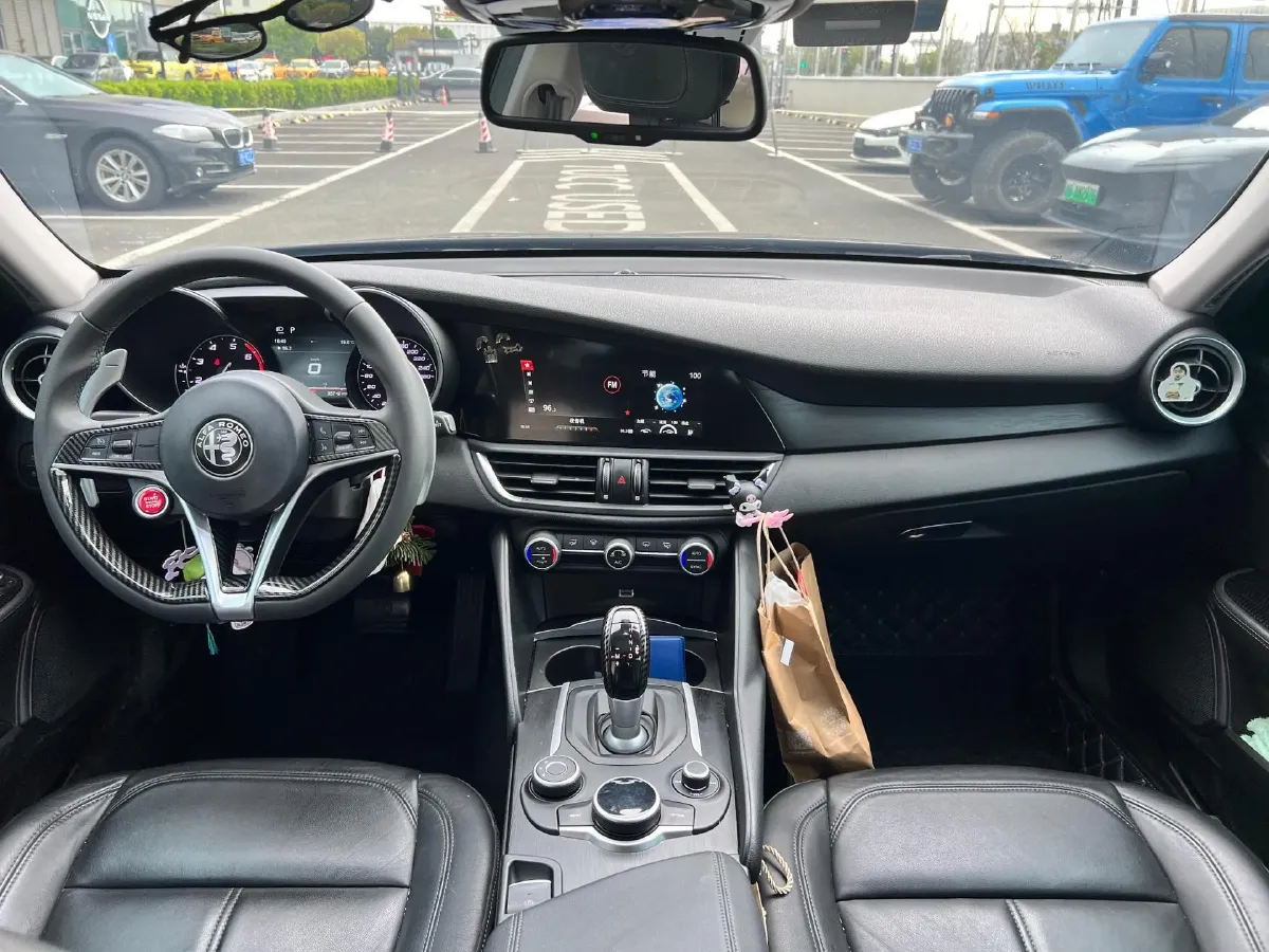 2017 Alfa Romeo Giulia 2.0T 280HP L4 8AT,autocango,china used car exporter,china ev exporter,chinese used car exporter,chinese used ev exporter