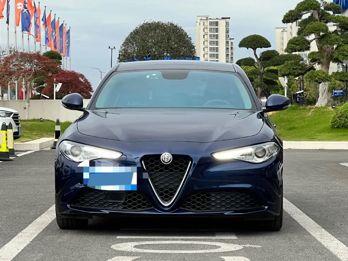 2017 Alfa Romeo Giulia 2.0T 280HP L4 8AT,autocango,china used car exporter,china ev exporter,chinese used car exporter,chinese used ev exporter