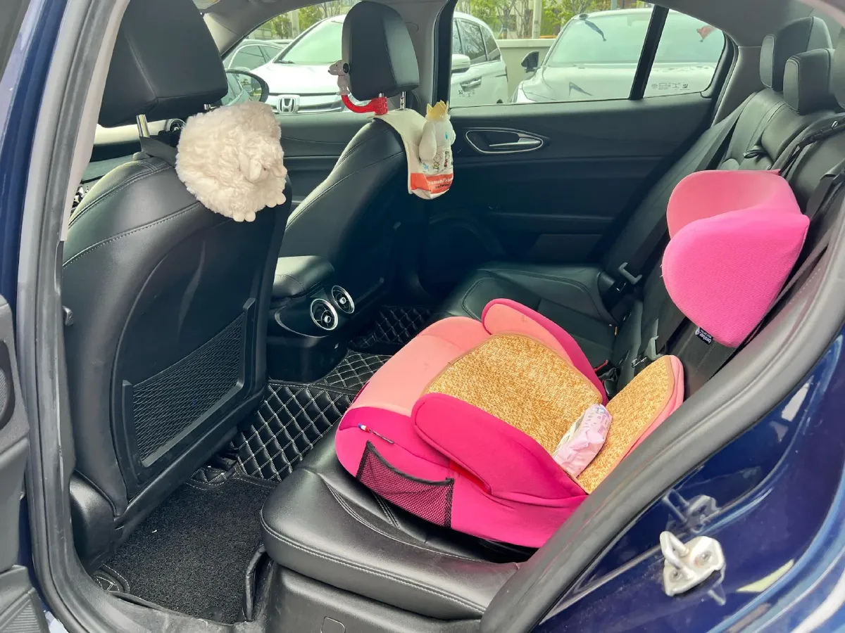 2017 Alfa Romeo Giulia 2.0T 280HP L4 8AT,autocango,china used car exporter,china ev exporter,chinese used car exporter,chinese used ev exporter