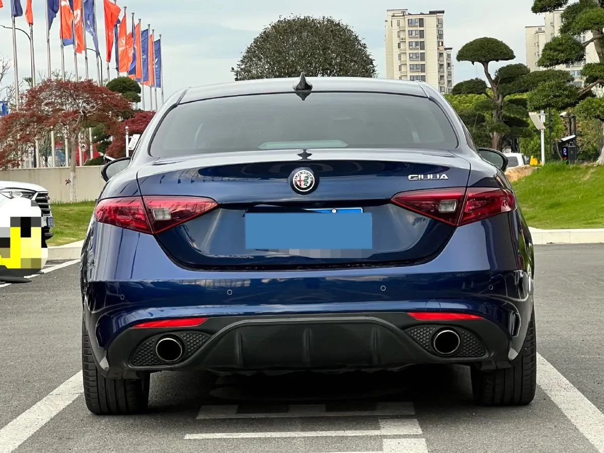 2017 Alfa Romeo Giulia 2.0T 280HP L4 8AT,autocango,china used car exporter,china ev exporter,chinese used car exporter,chinese used ev exporter