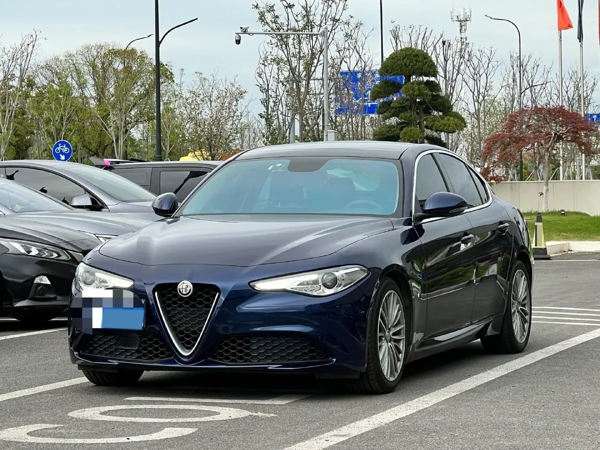 2017 Alfa Romeo Giulia 2.0T 280HP L4 8AT,autocango,china used car exporter,china ev exporter,chinese used car exporter,chinese used ev exporter
