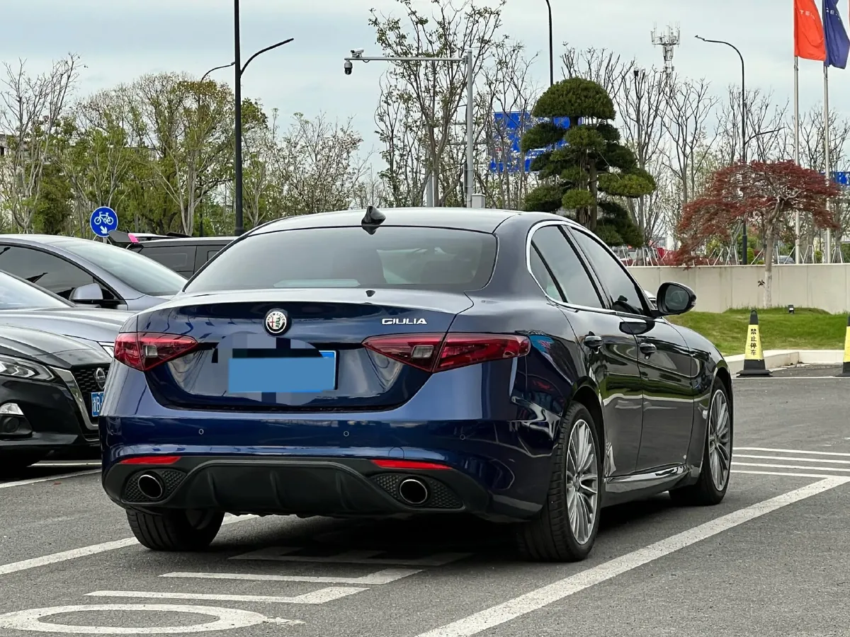 2017 Alfa Romeo Giulia 2.0T 280HP L4 8AT,autocango,china used car exporter,china ev exporter,chinese used car exporter,chinese used ev exporter