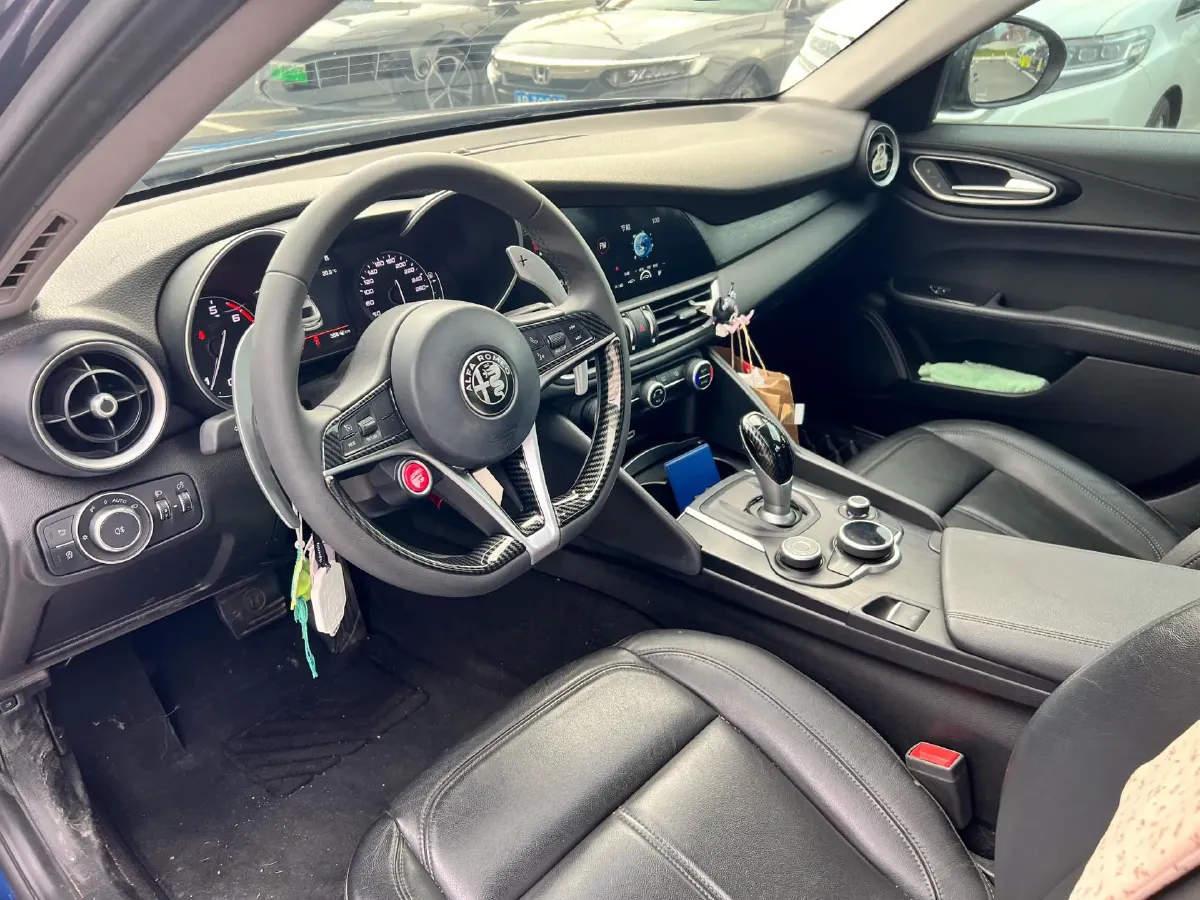 2017 Alfa Romeo Giulia 2.0T 280HP L4 8AT,autocango,china used car exporter,china ev exporter,chinese used car exporter,chinese used ev exporter