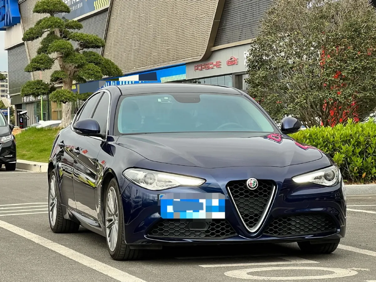 2017 Alfa Romeo Giulia 2.0T 280HP L4 8AT,autocango,china used car exporter,china ev exporter,chinese used car exporter,chinese used ev exporter