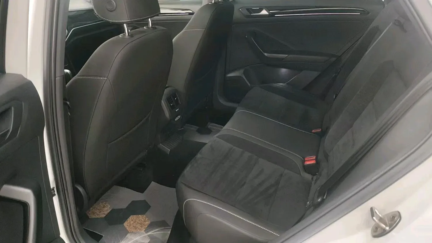 2021 Volkswagen T-Roc 1.4T 150HP L4 7DCT,autocango,china used car exporter,china ev exporter,chinese used car exporter,chinese used ev exporter