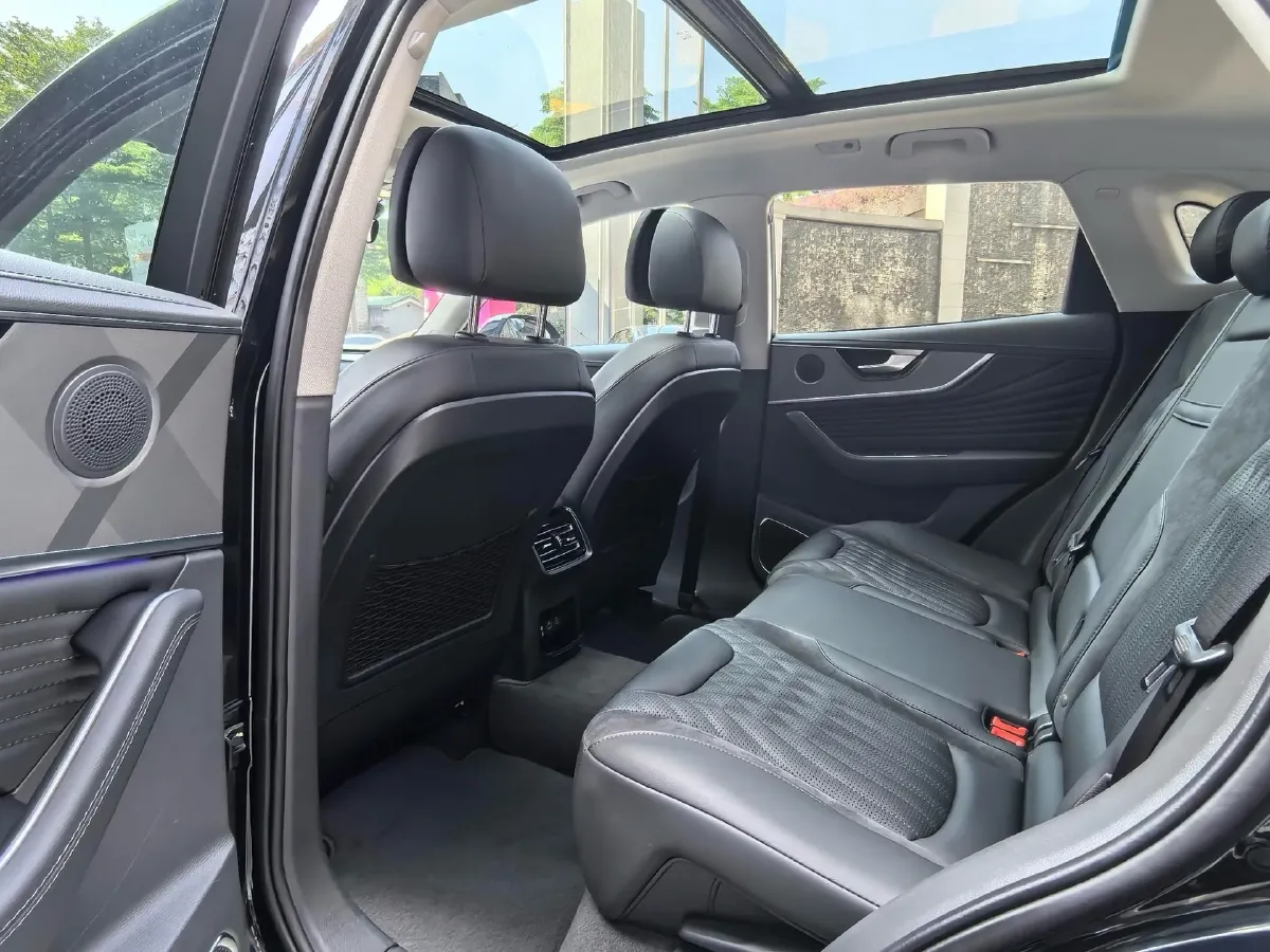 2023 HongQi HS5 2.0T 252HP L4 8AT,autocango,china used car exporter,china ev exporter,chinese used car exporter,chinese used ev exporter