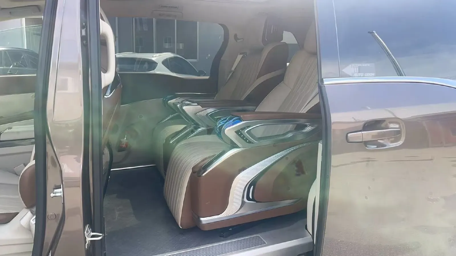 2022 Buick GL8 2.0T 237HP L4 9AT,autocango,china used car exporter,china ev exporter,chinese used car exporter,chinese used ev exporter