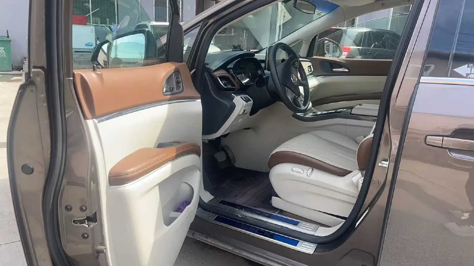 2022 Buick GL8 2.0T 237HP L4 9AT,autocango,china used car exporter,china ev exporter,chinese used car exporter,chinese used ev exporter