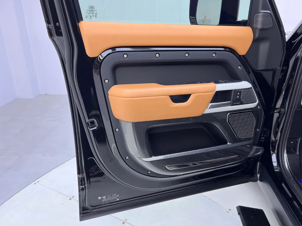 2024 Land Rover Defender 3.0T 400HP L6 8AT,autocango,china used car exporter,china ev exporter,chinese used car exporter,chinese used ev exporter