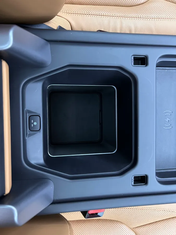 2024 Land Rover Defender 3.0T 400HP L6 8AT,autocango,china used car exporter,china ev exporter,chinese used car exporter,chinese used ev exporter