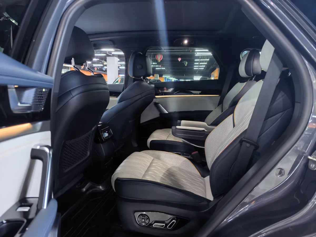 2022 Jeep Grand Commander 2.0T 265HP L4 9AT,autocango,china used car exporter,china ev exporter,chinese used car exporter,chinese used ev exporter