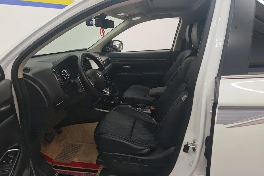 2021 Mitsubishi Outlander 2.4L 192HP L4 CVT,autocango,china used car exporter,china ev exporter,chinese used car exporter,chinese used ev exporter