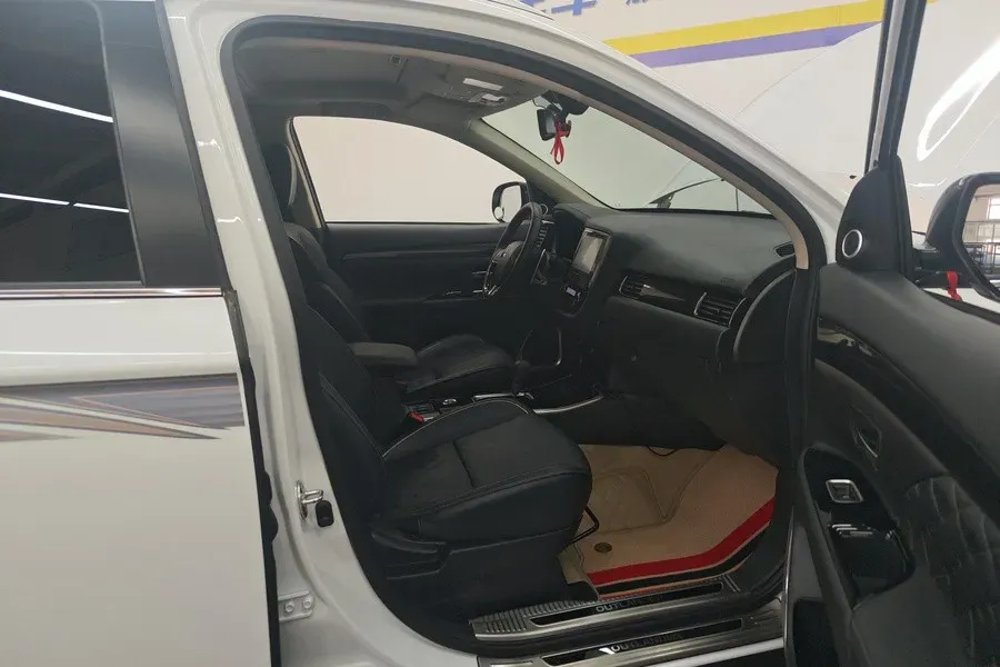 2021 Mitsubishi Outlander 2.4L 192HP L4 CVT,autocango,china used car exporter,china ev exporter,chinese used car exporter,chinese used ev exporter