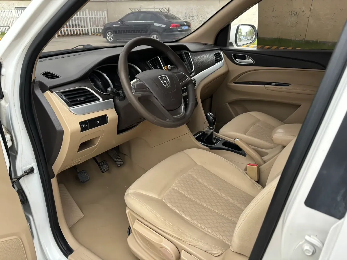 2016 BaoJun 730 1.5L 112HP L4 5MT,autocango,china used car exporter,china ev exporter,chinese used car exporter,chinese used ev exporter