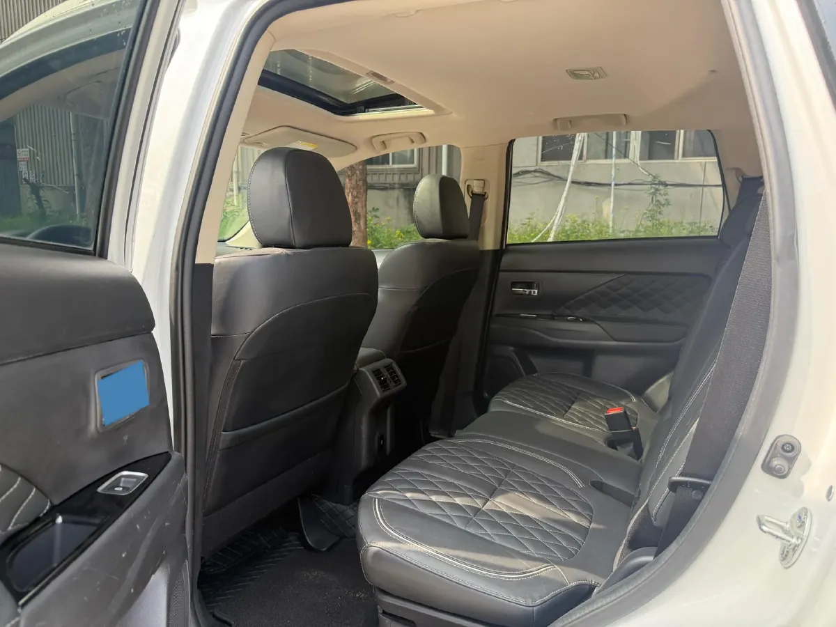 2021 Mitsubishi Outlander 2.4L 192HP L4 CVT,autocango,china used car exporter,china ev exporter,chinese used car exporter,chinese used ev exporter