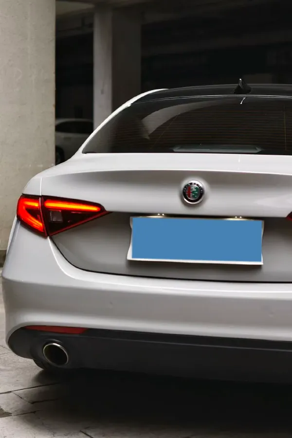 2018 Alfa Romeo Giulia 2.0T 200HP L4 8AT,autocango,china used car exporter,china ev exporter,chinese used car exporter,chinese used ev exporter