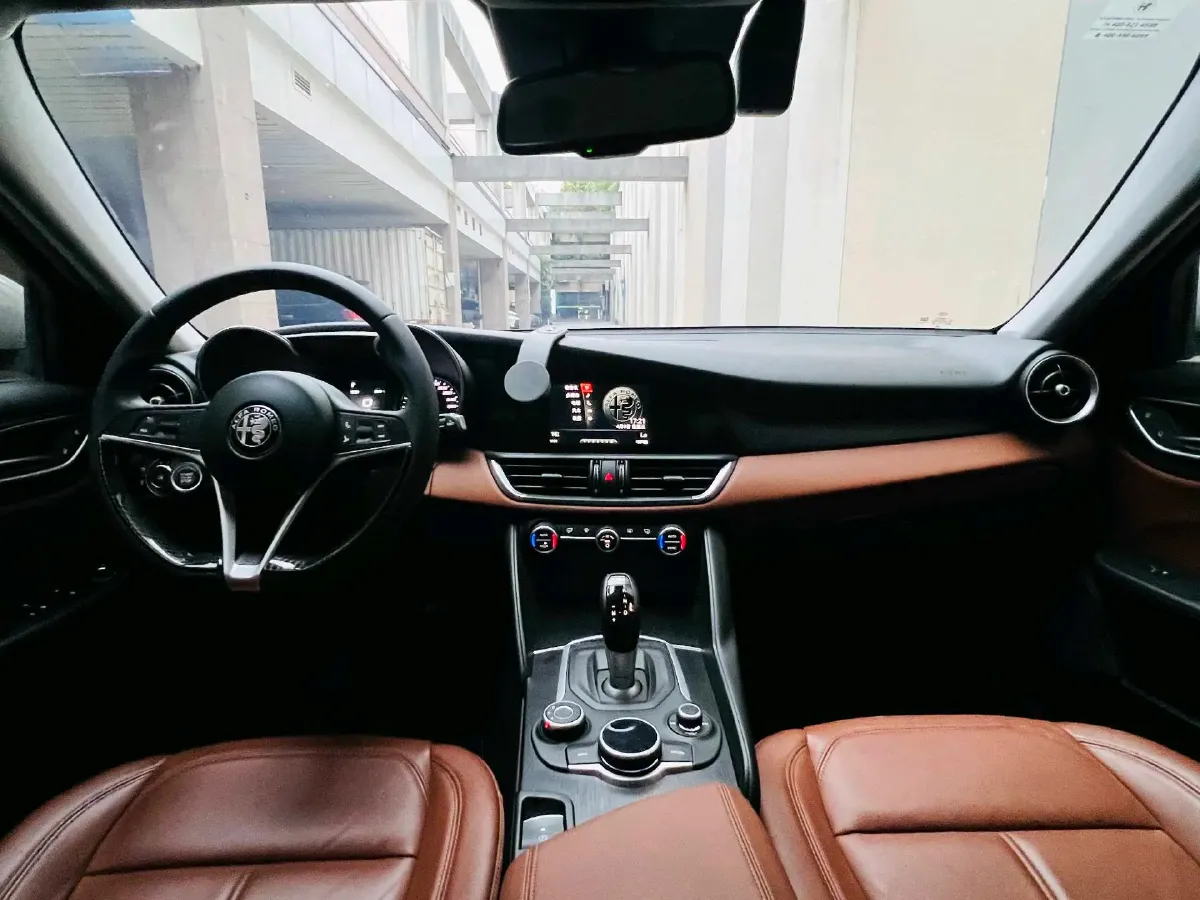 2018 Alfa Romeo Giulia 2.0T 200HP L4 8AT,autocango,china used car exporter,china ev exporter,chinese used car exporter,chinese used ev exporter