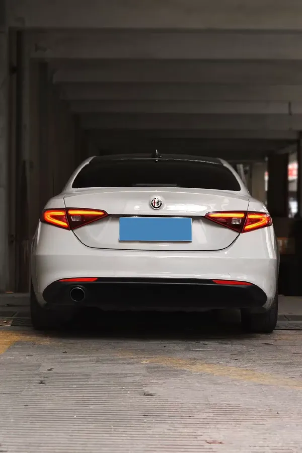 2018 Alfa Romeo Giulia 2.0T 200HP L4 8AT,autocango,china used car exporter,china ev exporter,chinese used car exporter,chinese used ev exporter
