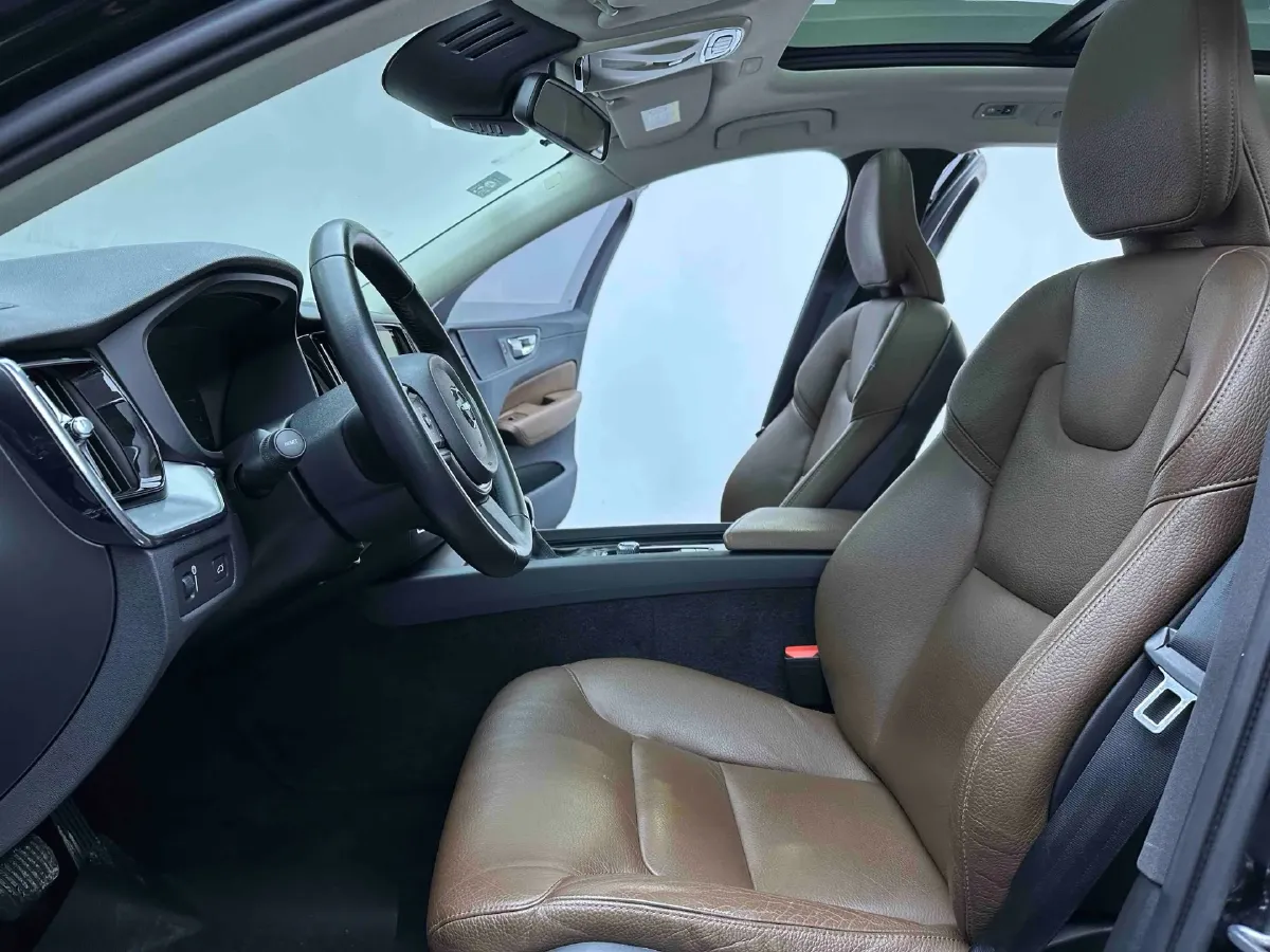 2019 Volvo XC60 2.0T 254HP L4 8AT,autocango,china used car exporter,china ev exporter,chinese used car exporter,chinese used ev exporter