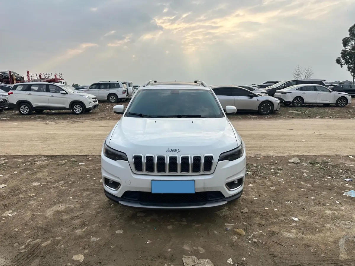 2019 Jeep Cherokee 2.0T 234HP L4 9AT,autocango,china used car exporter,china ev exporter,chinese used car exporter,chinese used ev exporter