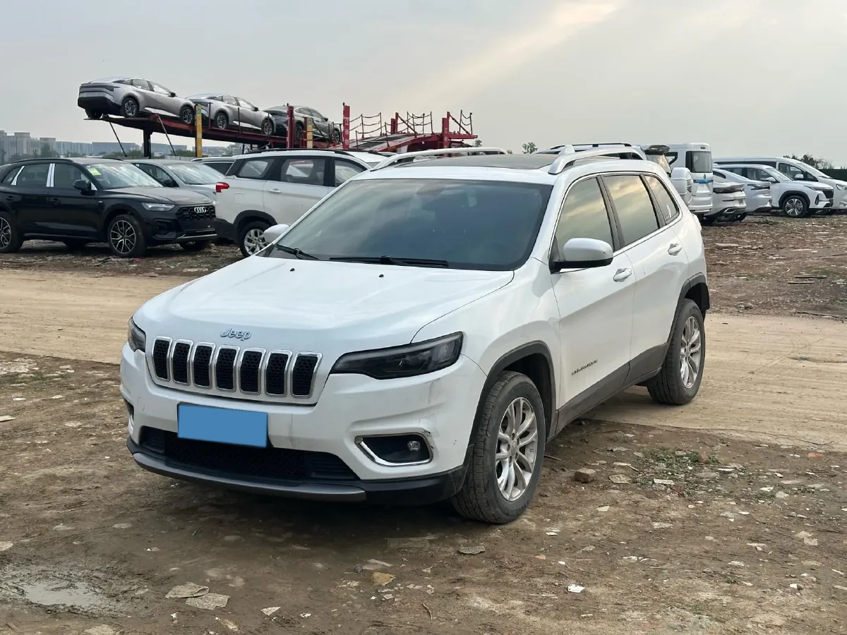2019 Jeep Cherokee 2.0T 234HP L4 9AT,autocango,china used car exporter,china ev exporter,chinese used car exporter,chinese used ev exporter