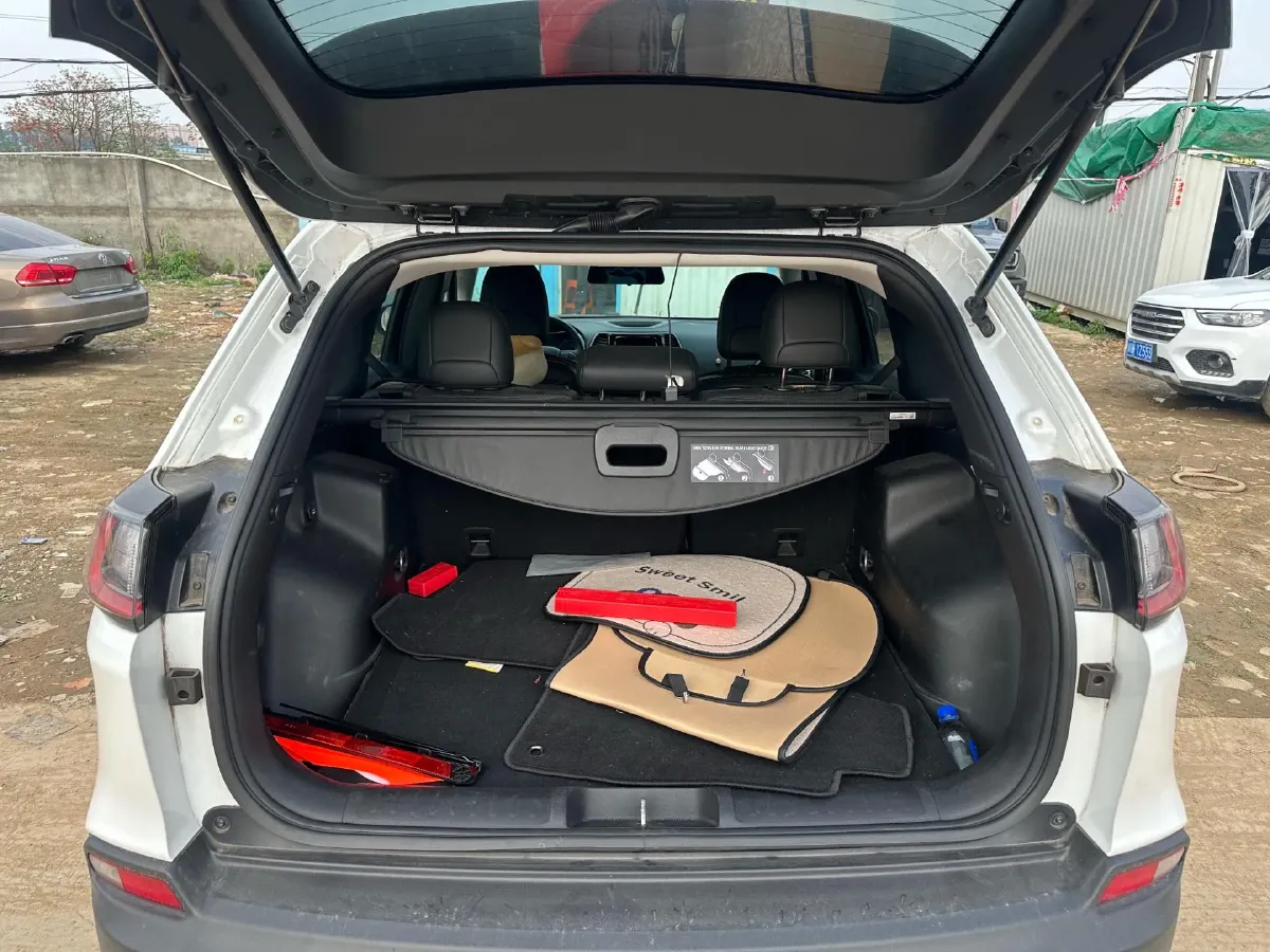 2019 Jeep Cherokee 2.0T 234HP L4 9AT,autocango,china used car exporter,china ev exporter,chinese used car exporter,chinese used ev exporter